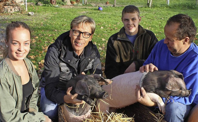 Zum Knuddeln finden Wolfgang Kratt, Ha... Carina und Andreas Kratt die Ferkel.   | Foto: ulrike Hiller