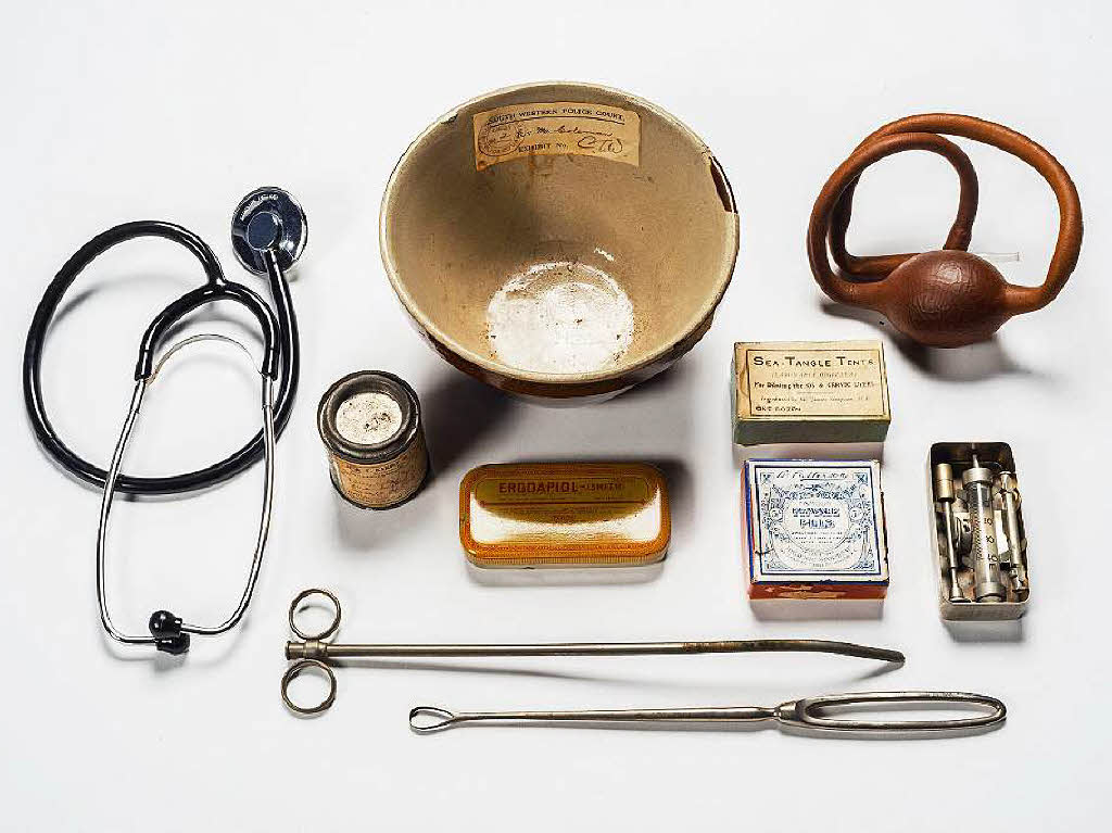 Medizinische Instrumente und Drogen, die im 20. Jahrhundert bei illegalen Abtreibungen verwendet wurden.