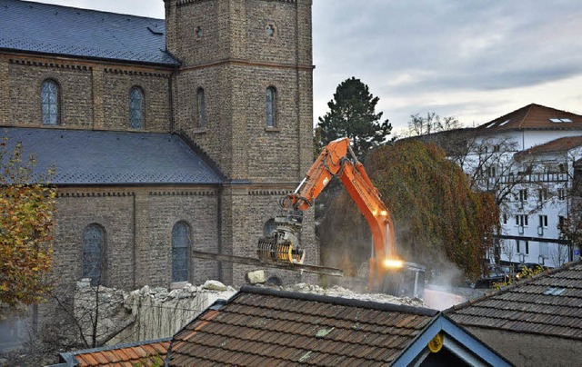 Nur noch ein Rest des alten Gemeindeha... der Bonifatiuskirche war gestern da.   | Foto: Barbara Ruda