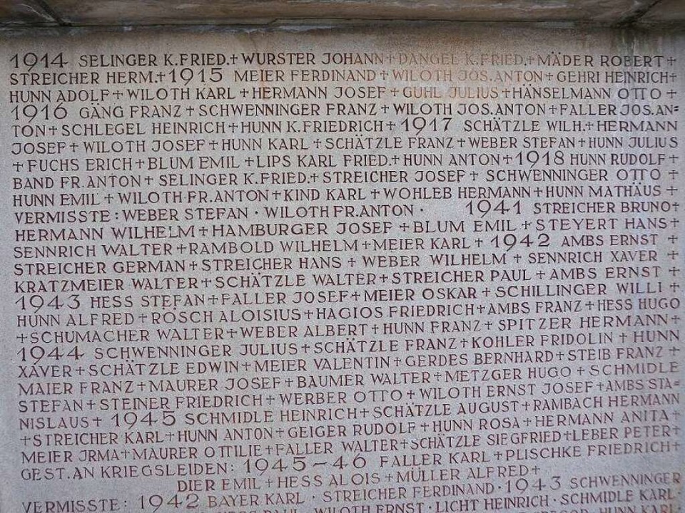 Namenstafel der Gefallenen, Getöteten ...e auf dem Kriegerdenkmal in Gottenheim  | Foto: Manfred Frietsch