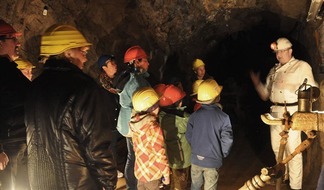 Gespannt lauschen die Besucher den Aus...rksfhrung im Schein der Karbidlampe.   | Foto: Hannah Steinebrunner