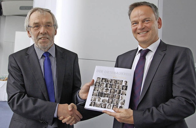 Landrat Frank Scherer (rechts) und Gn... Neomedia-Verlag bei der Prsentation   | Foto: rderer