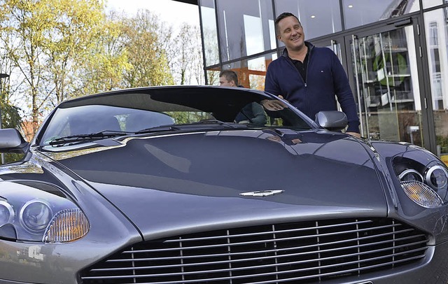 Parkplatz fr 007 vor dem Forum?  Richard Frisch  neben einem Aston-Martin.   | Foto: Seller