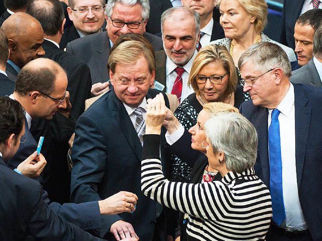 Nach intensiver Debatte geben die Bundestagsabgeordneten ihr Votum ab.   | Foto: dpa