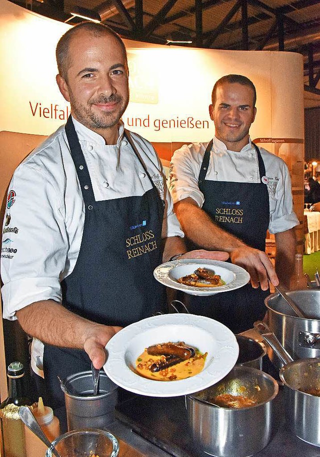 Bratwurst aus Krustentieren servieren ...usch und sein Souschef Christian Koch.  | Foto: Michael Bamberger
