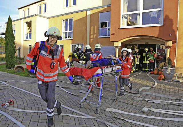 Freiwillige des Roten Kreuzes nahmen s...bung der &#8222;Verletzten&#8220; an.   | Foto: Sandra Decoux-Kone