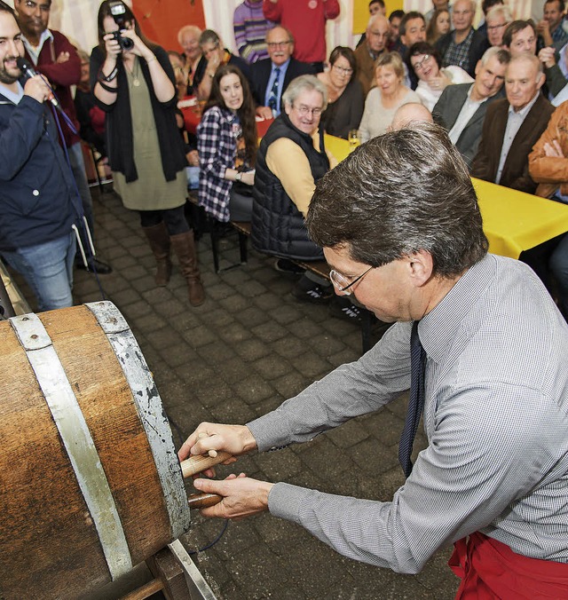 Der Brgermeister zapft das erste Glas...s) umschreibt den Charakter des Weins.  | Foto: Olaf Michel (Bilder-Michel.de)