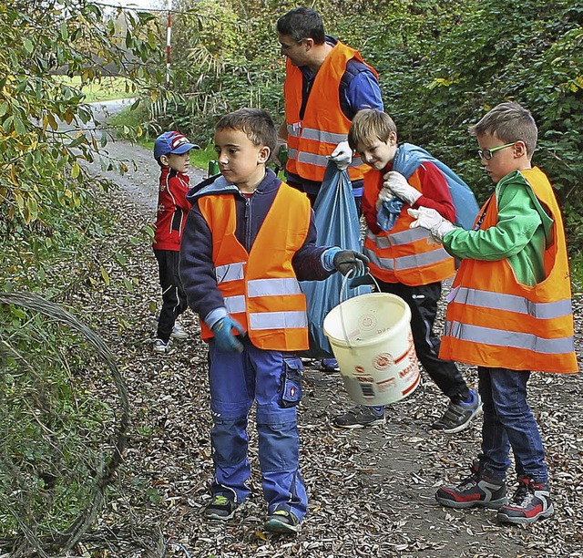 Selbst Kinder packten mit Eifer bei der Putzete mit an.   | Foto: beate rottler