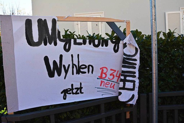 Beschdigte Banner an der B34  | Foto: Heinz u. Monika Vollmar