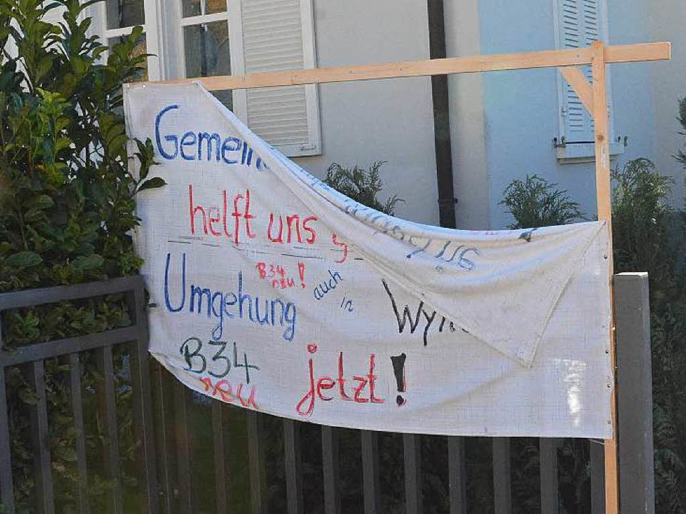 Beschädigte Banner an der B34  | Foto: Heinz u. Monika Vollmar