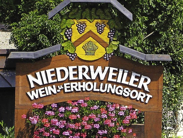 Einladend gestaltet: ein geschnitztes ...hild des Niederweiler Verkehrsvereins.  | Foto: Volker Mnch