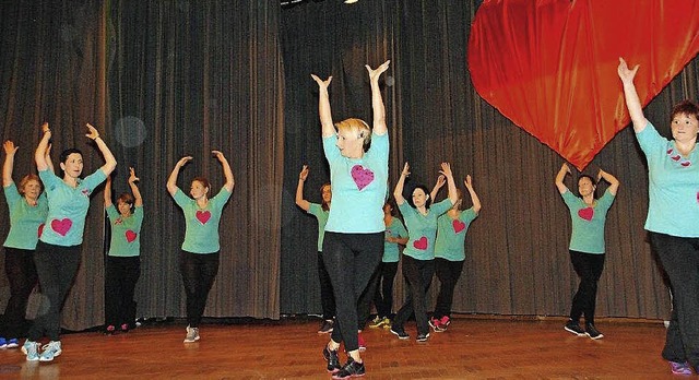 Deutlich machte die  Zumba-Gruppe des ...Motto der TV-Jahresfeier: Herzklopfen   | Foto: Sedlak