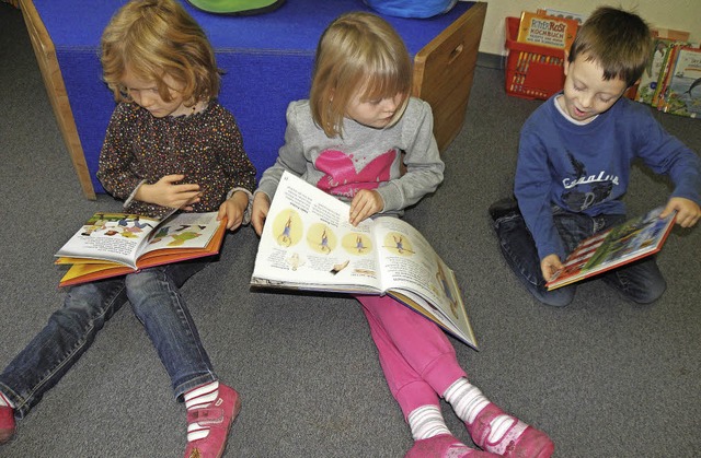 In Bcher vertieft waren diese Kinder beim Frederiktag.   | Foto: Privat