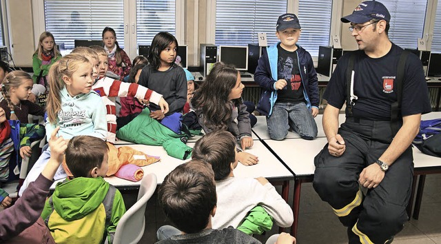 Feuerwehr-Jugendwart Marco Kaltenbach ...bt. Das interessierte die Kinder sehr.  | Foto: Karin Hei