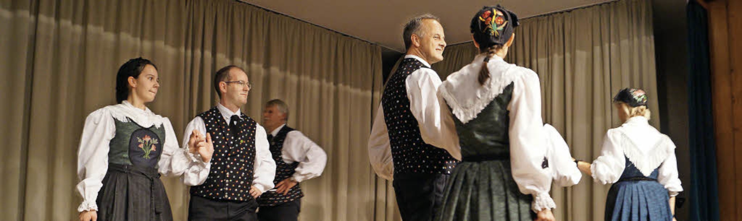 Die Trachten- und Volkstanzgruppe Egri...wartete mit einem bunten Programm auf.  | Foto: Hartenstein