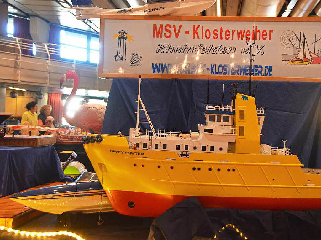 Hoch her ging es im Brgersaal. Dort hat der MSV Klosterweiher im Modellformat Aktion gemacht mit Schiffen, Autos, Baggern und einem Rummelplatz in Miniatur