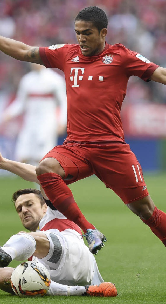 Zu langsam war der VfB in der Rckwrt...dung)  Douglas Costa nicht aufhalten.   | Foto: AFP