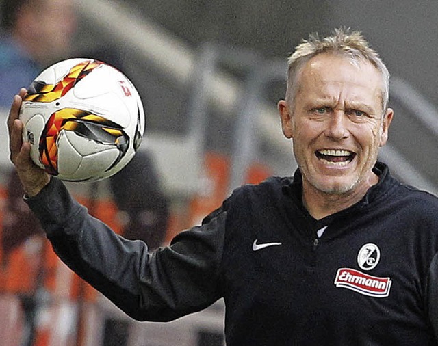 Als ob er mithelfen wollte: Trainer Christian Streich  | Foto: dpa