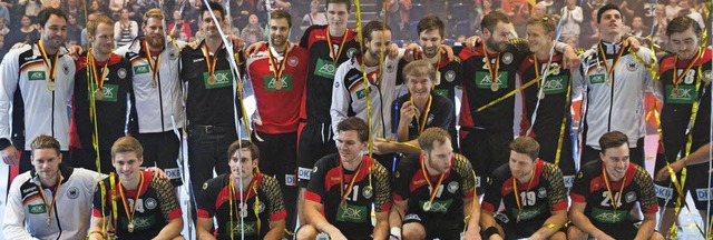 Deutschlands Handballer zeigen eine gu... fr die neuen Aufgaben im Jahr 2016.   | Foto: DPA