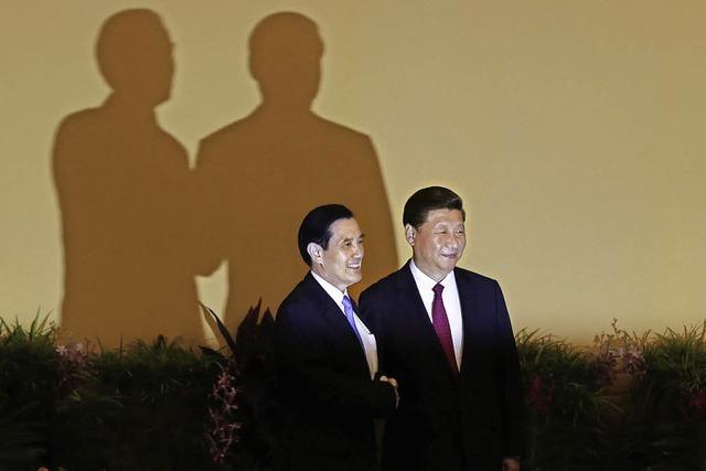 Herr Xi schüttelt Herrn Ma die Hand