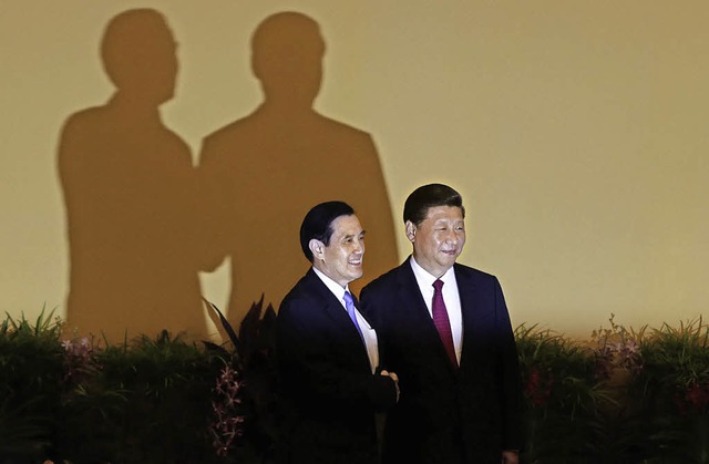 Der Handschlag zwischen Chinas Prside...taatschef Ma dauert ber eine Minute.   | Foto: dpa
