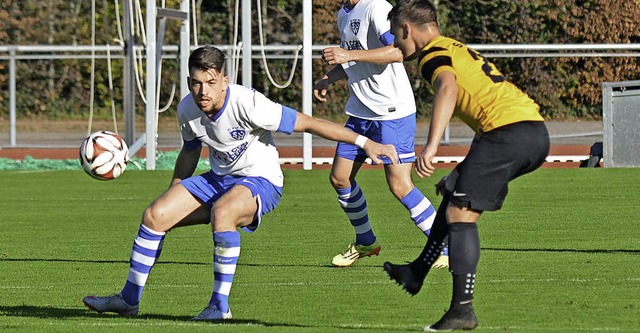 Ballhypnose? Nikola Obradovic (SVW, links) und der Wyhler Andreas Futterer  | Foto: Uwe Rogowski