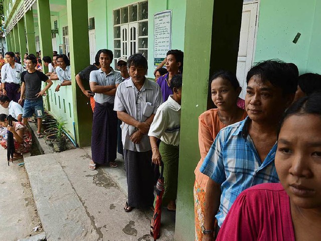 Lange Schlangen vor den Wahllokalen: M...nis wird in einigen Wochen gerechnet.   | Foto: AFP