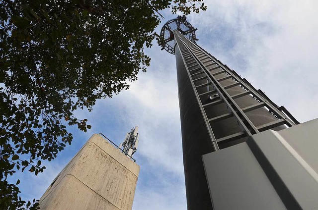 Links ist der alte Funkmast, rechts de...turm, der bald in Betrieb gehen soll.   | Foto: Max Schuler