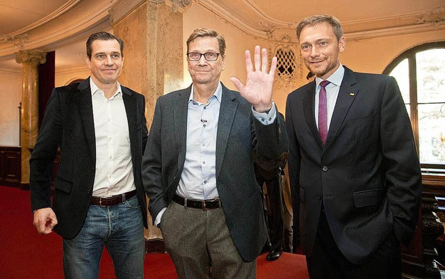 Guido Westerwelle (Mitte) kam mit Ehem... sei er noch nicht, sagte Westerwelle.  | Foto: dpa