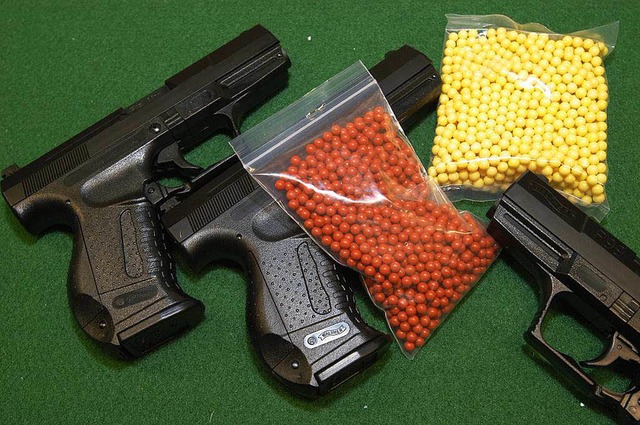 Softair-Waffen gibt es zum Teil in Spielwarenlden zu kaufen.  | Foto: Ingo Schneider