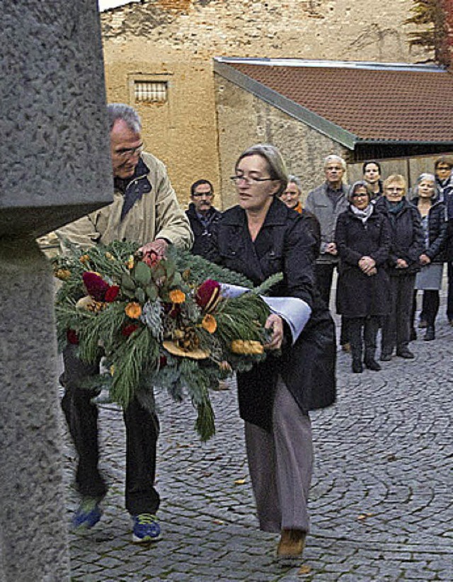 An die  Opfer der Naziherrschaft erinn...ken  am Platz der ehemaligen Synagoge.  | Foto: Mnch