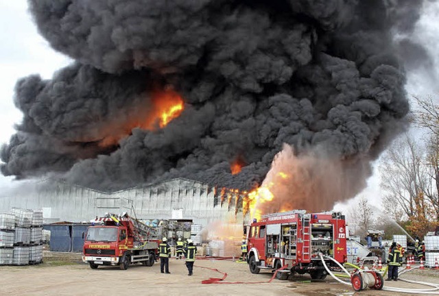 Das Feuer vernichtete die Lagerhalle der Recyclingfirma KVS in Herbolzheim.  | Foto: Dennis zkan