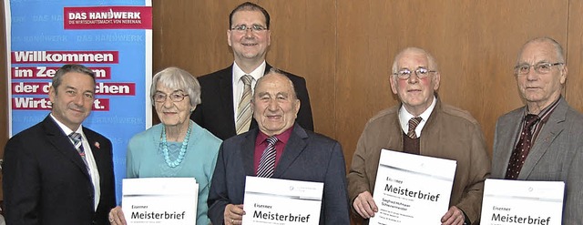 Seit 60 und mehr Jahren Meister: Hilde...ich (ganz links) und Martin Schubnell.  | Foto: Christian Ringwald