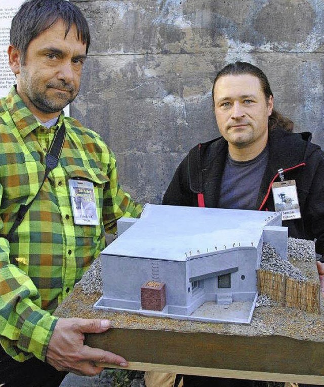 Sascha Kuhnert (rechts) und Friedrich ... dem Modell des Bunkers beim Stauwehr.  | Foto: SEDLAK