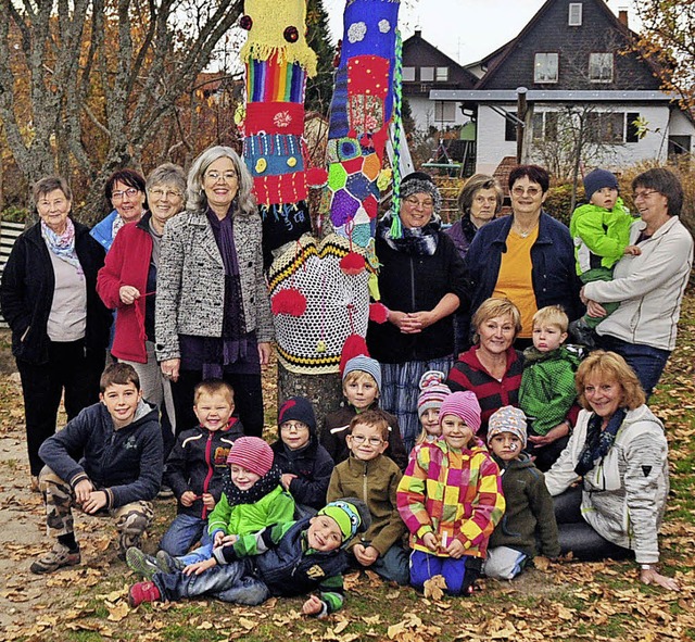 Buntes Bild: Kinder und Gromtter sin...n Baum im Kindergarten Hchenschwand.   | Foto: Stefan Pichler