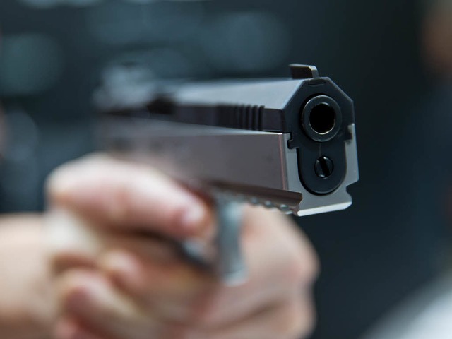 Mit einer Waffe hatte der 50-Jhrige J...e Polizei auf ihn aufmerksam geworden.  | Foto: dpa