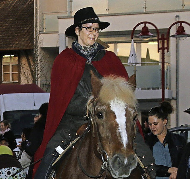 St. Martin hoch zu Ross: Barbara Schmidt spielte den Heiligen.  | Foto: Hans-Jrgen Hege