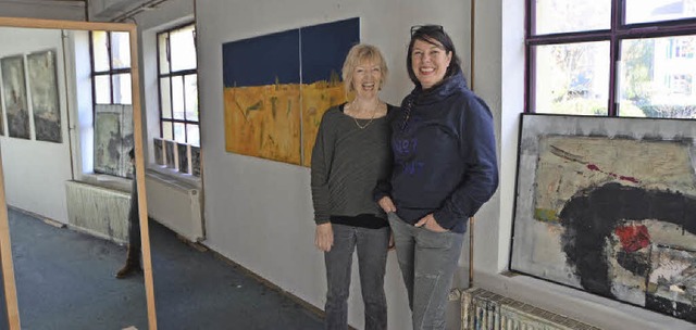 Katharina Hoehler (links) und Marie-Ch...stellen im ehemaligen Jeansladen aus.   | Foto: Gerhard Walser