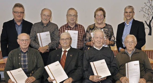 60 Jahre gehren Gregor Schtzle und A...zenden Udo Beck (hinten links) geehrt.  | Foto: Kai Kricheldorff