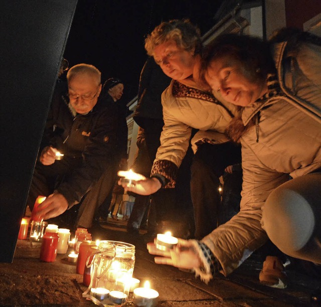 Kerzen zum Gedenken an der Stele in der Teichstrae  | Foto: Barbara Ruda