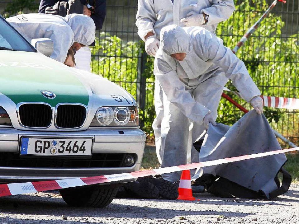 Polizisten untersuchen 2008 den Heilbronner Tatort.  | Foto: dpa