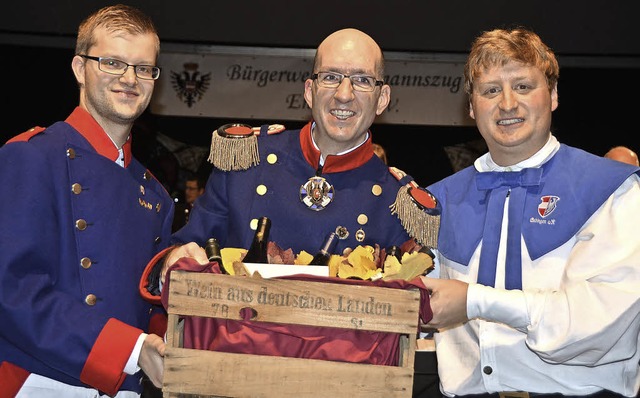 Endingen. Von rechts Vorsitzender Chri... links der neue Dirigent Florian Hall.  | Foto: Roland Vitt