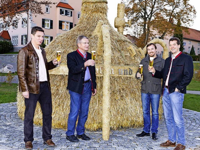 Strohskulptur offiziell bergeben (von...schwand) und Braumeister Ralf Krieger.  | Foto: Wilfried Dieckmann