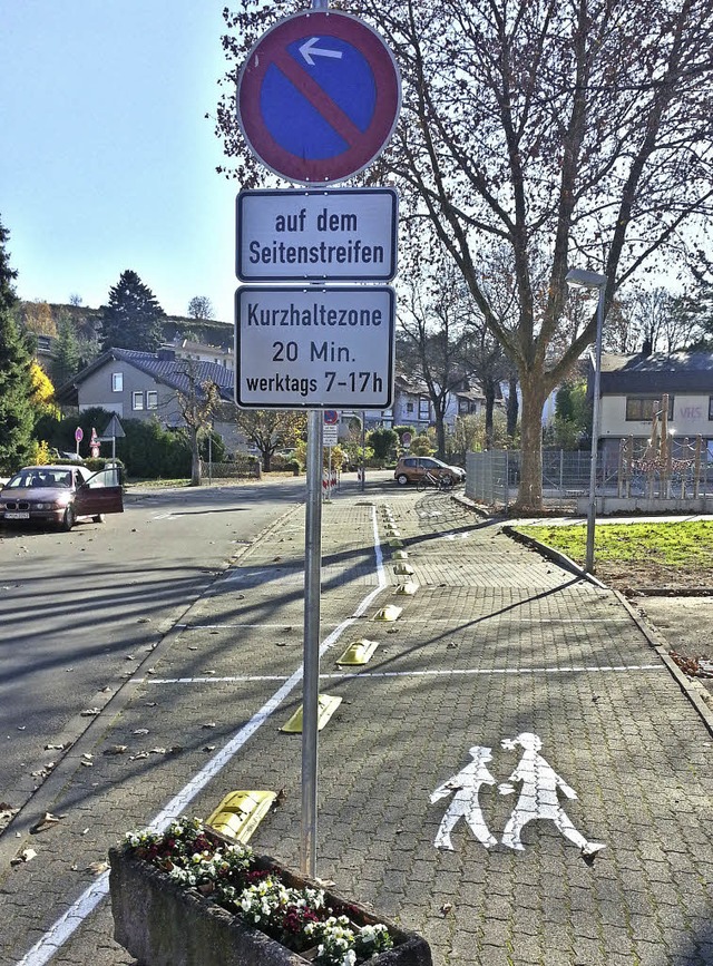 Neue Kurzparkregelung bei der Grundsch...gang zum Grundschulhof zu entschrfen.  | Foto: Martin Wendel