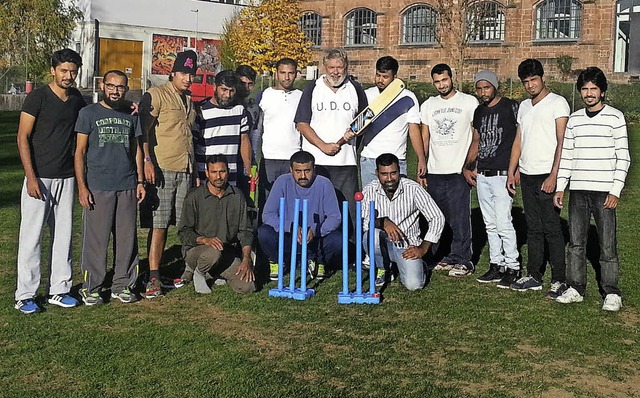 Das Cricket-Team mit Sajid Sikandar (r...e (Mitte) auf dem  alten Hockeyplatz.   | Foto: Freundeskreis Flchtlinge