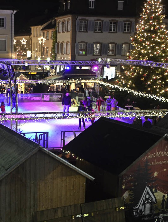 Eisbahn, Christbaum und Marktbuden sor...mmungsvolles Bild auf dem Marktplatz.   | Foto: Gerhard Walser