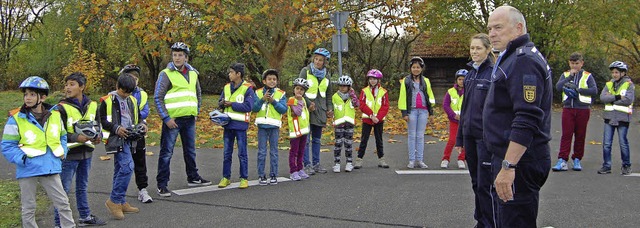 Verkehrserziehung fr Flchtlingskinde...man richtig mit dem Fahrrad abbiegt.    | Foto: Barbara Puppe