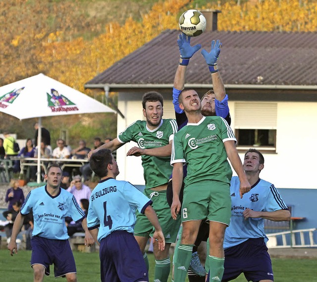 Sulzburgs Torhter Steffen Keller pfl...utmann (links) und Louis Meier runter.  | Foto: Matthias Konzok