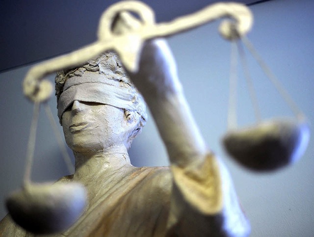 Der sogenannte Rachemordprozess von Ne...Justitia vor einige Herausforderungen.  | Foto: DPA