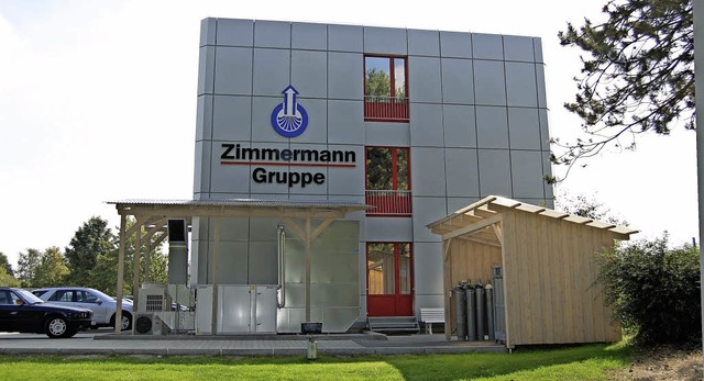 Grner Rasen, rote Fenster, blaues Logo: Zimmermann in Gtersloh   | Foto: Zimmermann-Gruppe